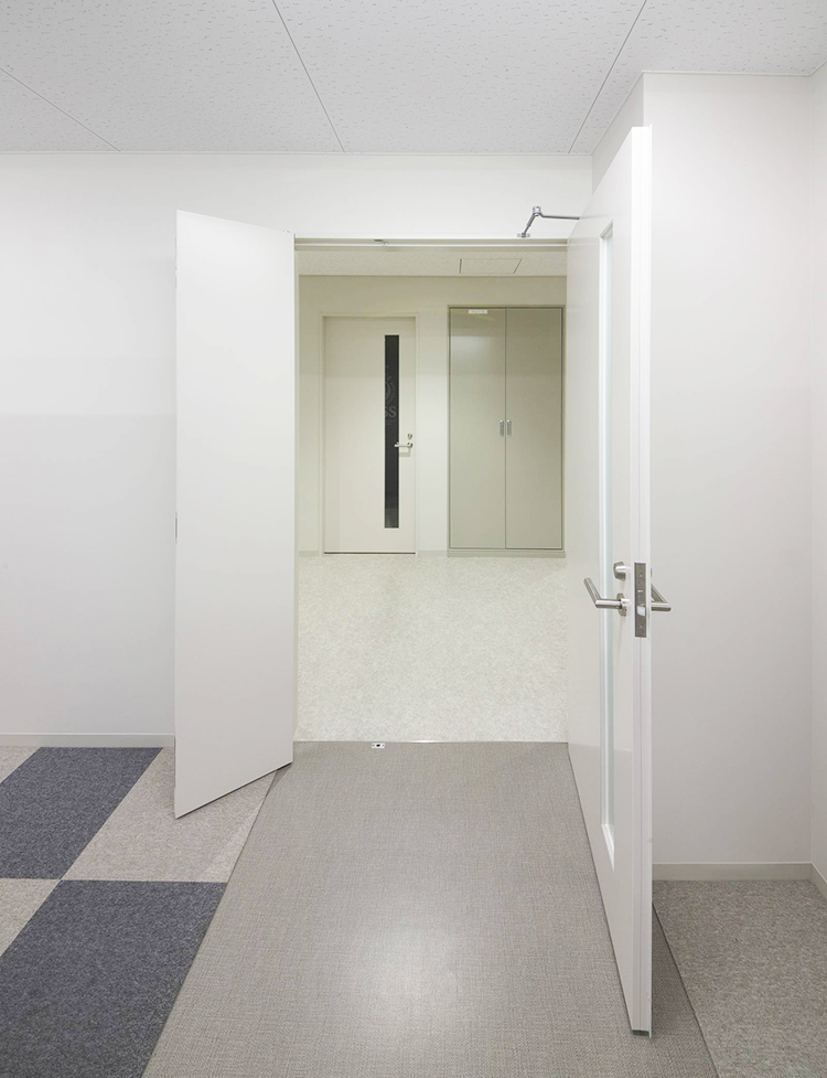 鋼製軽量ドア・固定間仕切 施工事例9